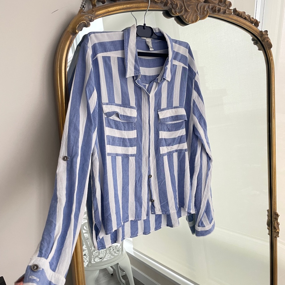 ❌SOLD❌ Forever 21 button down blouse